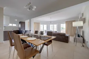 Seafront LUX Apartment wt Pool, Upmarket Area - Image 4
