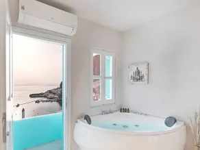 Hideaway Suite, 1 Queen Bed, Jetted Tub/Sea View - Image 4