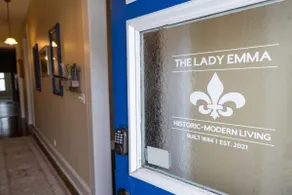 Die Lady Emma Lafayette Park mit Bowling ABODEbucks - Image 4