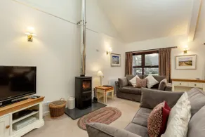 Lochside Cottage + Pool, Spa & Restaurant - Image 4