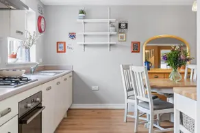 Modern Townhouse in Penryn with Private Parking - Image 3