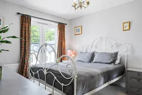 Modern Townhouse in Penryn with Private Parking - Image 2