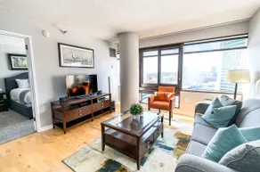 Spacious Apt Downtown - Image 2