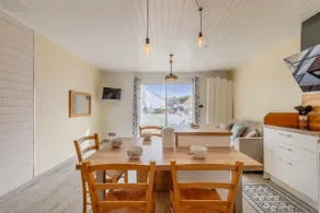 Single-story accommodation with direct beach access - Image 4