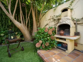 House with cozy garden BBQ and free parking - Image 4