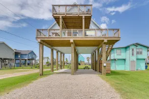 Walk to Water: Family-Friendly Surfside Beach Home - Image 2