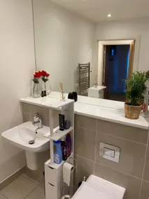 2 Bedroom Flat Free Parking Close to City Center - Image 2