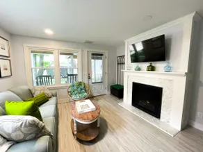 River Inspired 1-BR Condo in the Cottages on James - Image 2