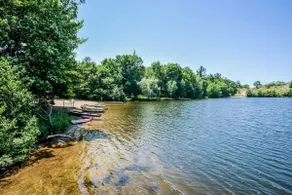 Dreamy Lakeside Escape: Deck, Games & Kayaks - Image 4