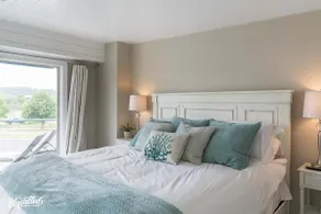 Luxury Downtown Condo w/ Channel Views! - Image 4