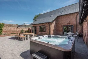 Chapel Cottage at Pond Hall Farm, Stunnning Property with Private Hot Tub, Hadleigh - Image 4