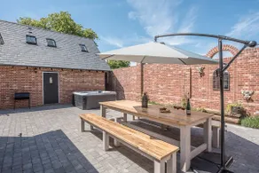 Chapel Cottage at Pond Hall Farm, Stunnning Property with Private Hot Tub, Hadleigh - Image 3