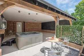 Geoff's Rest at Pond Hall Farm in Hadleigh with Private Hot Tub - Image 2