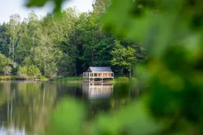 Cabane sur l'eau avec vue panoramique sur le lac. - Image 2