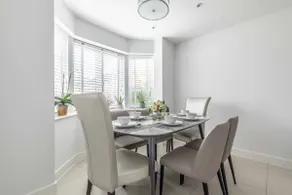 STYLISH 4 BED 2 BATH & PARKING - PINEWOOD HEATHROW - By Tempstay - Image 4