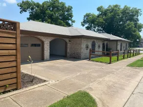 StockYards! Walk 3 Blocks-Ranch House sleeps 8 - Image 4
