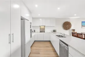 Villa Serene 3, 6-10 Market Street - Surfside Apartments WiFi, water views, Air Con, Pool - Image 2