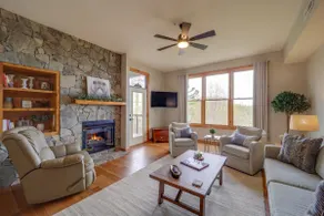 Hike & Ski: Mtn-View Gem w/ Balcony in Burnsville! - Image 4