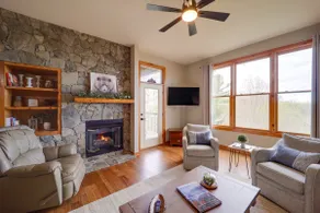 Hike & Ski: Mtn-View Gem w/ Balcony in Burnsville! - Image 3