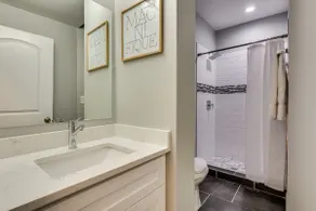 Vibrant & Stylish 4 Bed Condo Near Humboldt Park - Image 5