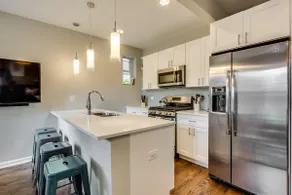 Vibrant & Stylish 4 Bed Condo Near Humboldt Park - Image 3