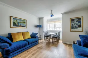 GuestReady - Stylish Apt w/ Parking near Edinburgh - Image 4