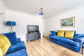 GuestReady - Stylish Apt w/ Parking near Edinburgh - Image 2