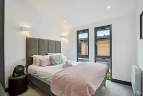 Luxury Lodge River Thames - Beautiful Marina Views - By Tempstay - Image 2