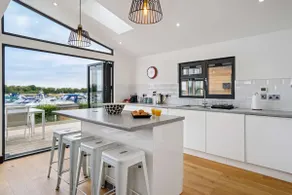 Luxury Lodge River Thames - Beautiful Marina Views - By Tempstay - Image 3