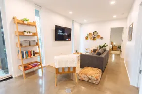 Award-Winning Townhome · Sleeps 8 · Downtown - Image 5