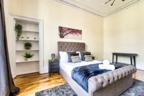 Stunning 5 bedroom apt, close to city centre, SEC, Hydro and motorway - Image 2