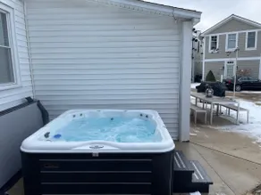 Entire Inn pvt hot tub shared pool walk to Saug - Image 5
