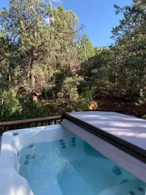 Myrinn – Red Rock Views, Hot Tub & Trail Access - Image 4