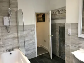 Stylish 3 bedroom house only 5 mins from M6/M58 - Image 3