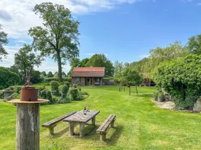 Romantic wooden cottage with lots of art - Image 2