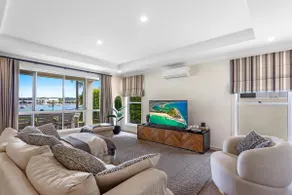 Amazing Canal House with Private Jetty, Gym & Pool - Image 4