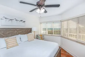 Sea Breeze Retreat-Direct Ocean Front 2/2 - Image 3