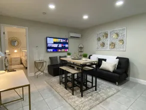 Ben’s High Roller Luxury Suite - Image 3