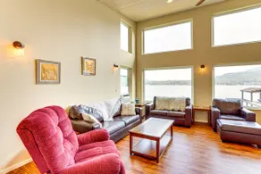 Lake Whatcom House w/ Private Hot Tub + Dock - Image 4