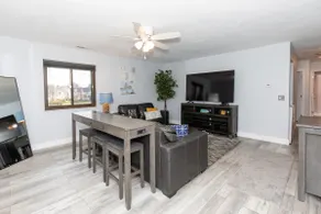 Central Huron Modern Apartment ! - Image 2