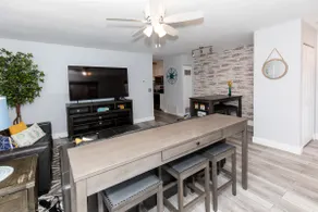 Central Huron Modern Apartment ! - Image 3