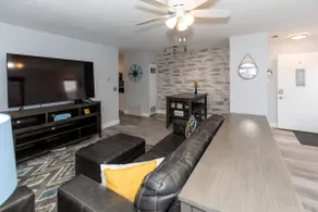Central Huron Modern Apartment ! - Image 4