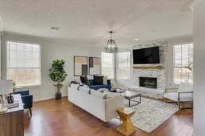 Amazing Modern Spacious Home with Pool - Image 3