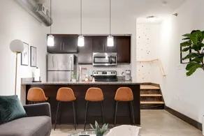 Lovely 1-Bedroom Loft with Free Parking and Wifi - Image 3