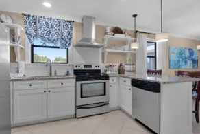 2 complimentary Bikes! Directly on 30A! Beach access across the street! - Image 5