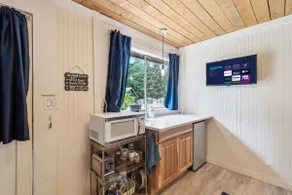 Guest Cottage with Lake Access, Row Boat, Kayaks - Image 4