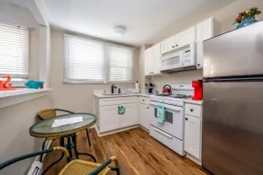 Large Pet Friendly Studio 2 Blocks Beach - Image 4