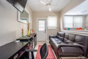 Large Pet Friendly Studio 2 Blocks Beach - Image 2