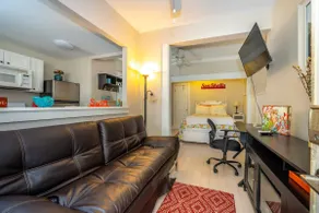 Large Pet Friendly Studio 2 Blocks Beach - Image 5