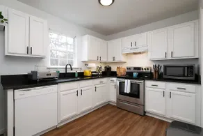 Charming Townhome with Two King Beds & Sep Bath - Image 4